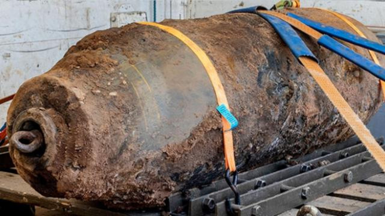 Köln'de İkinci Dünya Savaşı'ndan kalma yarım tonluk bomba imha edildi