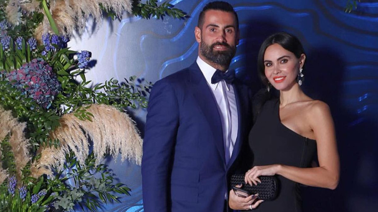 Volkan Demirel'in eşi Zeynep, pembe taytıyla amuda kalktı