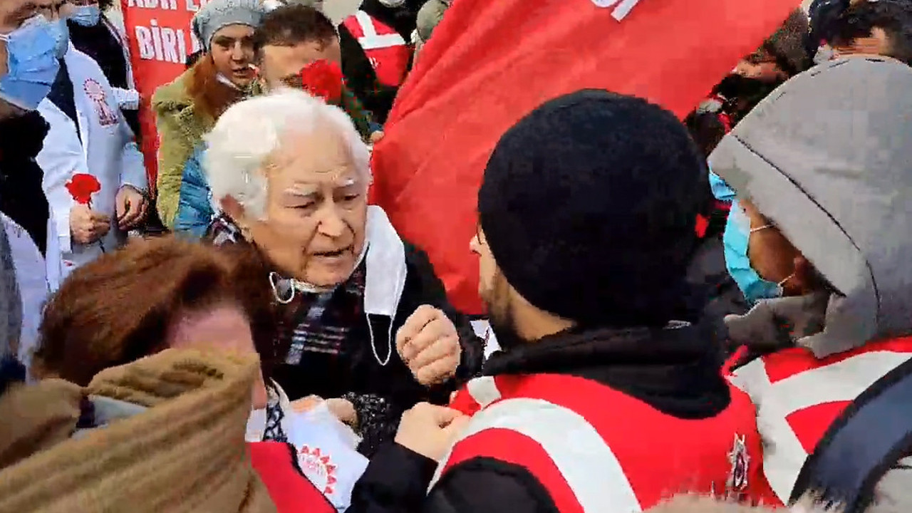 89 yaşındaki doktor 14 Mart Tıp Bayramı'nda yerlerde sürüklenmişti. Fahrettin Koca telefonla arayıp neler söyledi