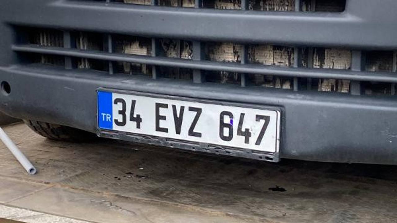 Plakası kalemle değiştirilen araçta yakalandılar; varillerdeki toz madde incelenecek