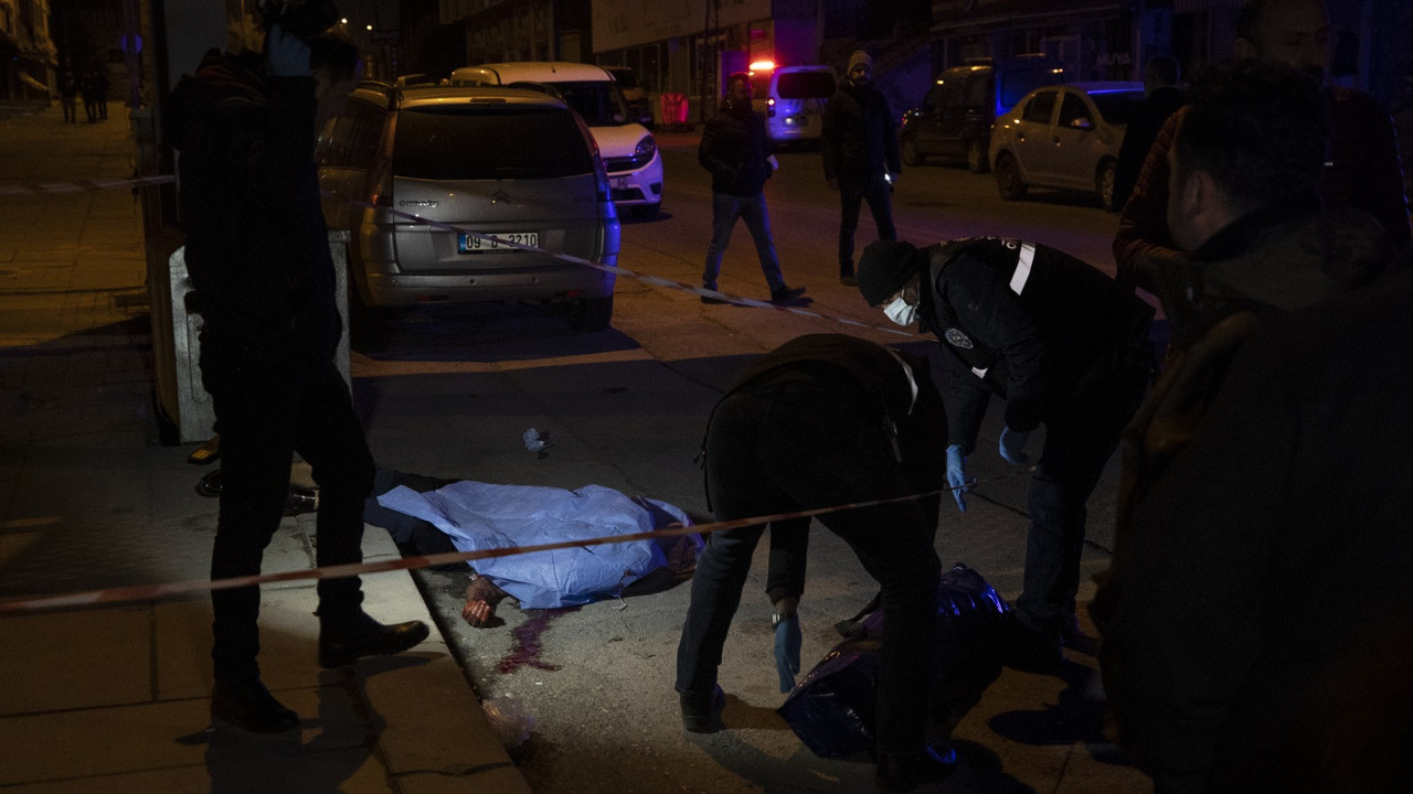 Yol kenarında erkek cesedi bulundu. Bıçaklanarak öldürülen kişinin bir araçtan yol kenarına atıldığı belirlendi (23 Mart 2022)