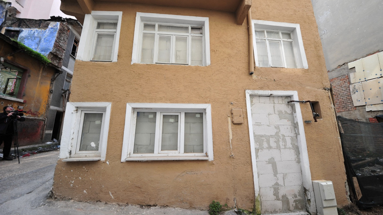 Hırsızlardan bıkan ev sahipleri kapı ve pencereye duvar ördü. Satın almak isteyen üçüncü kattan binaya giriyor