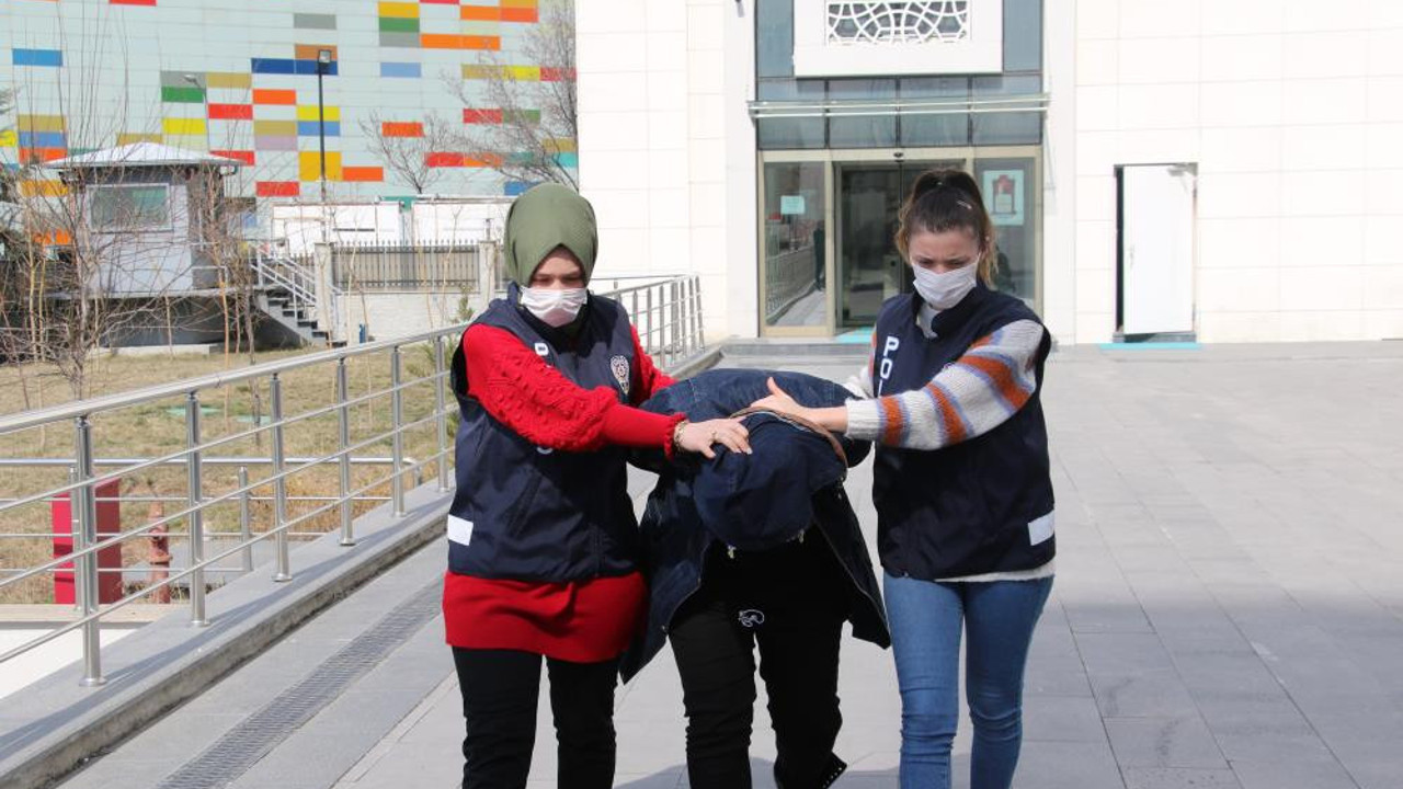 Bebekli kadın kurye yakalandı