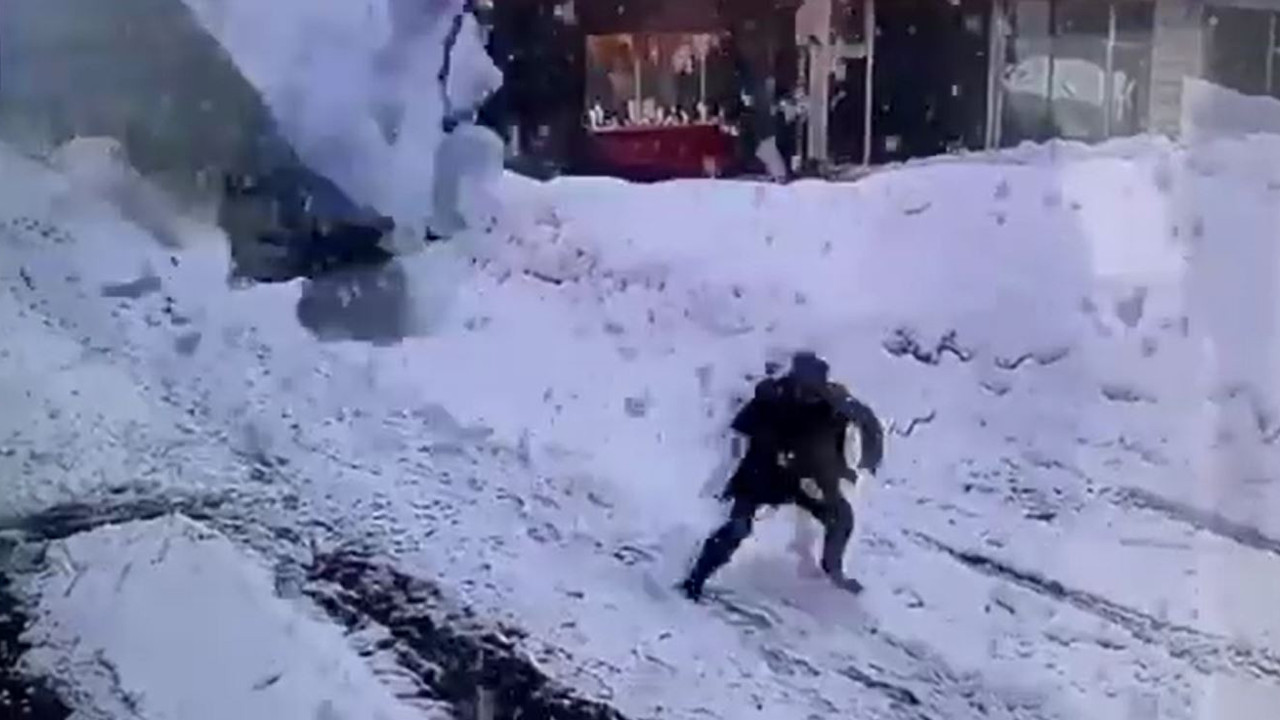 Kar kütlesinin altında kalmaktan son anda kurtuldu