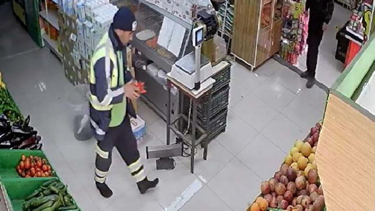 Market sahibini ağlatan hareket! 'Market kirlenmesin' diye çamurlu ayakkabılarını çıkartıp girdi