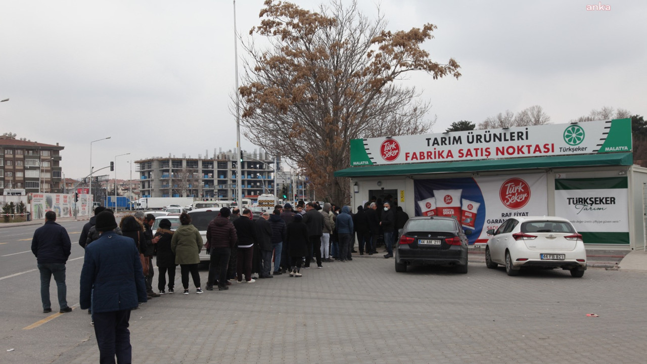 Şeker fabrikası önünde kuyruk. Kuyruklar dağılsın diye buna da zam yapmasalar bari
