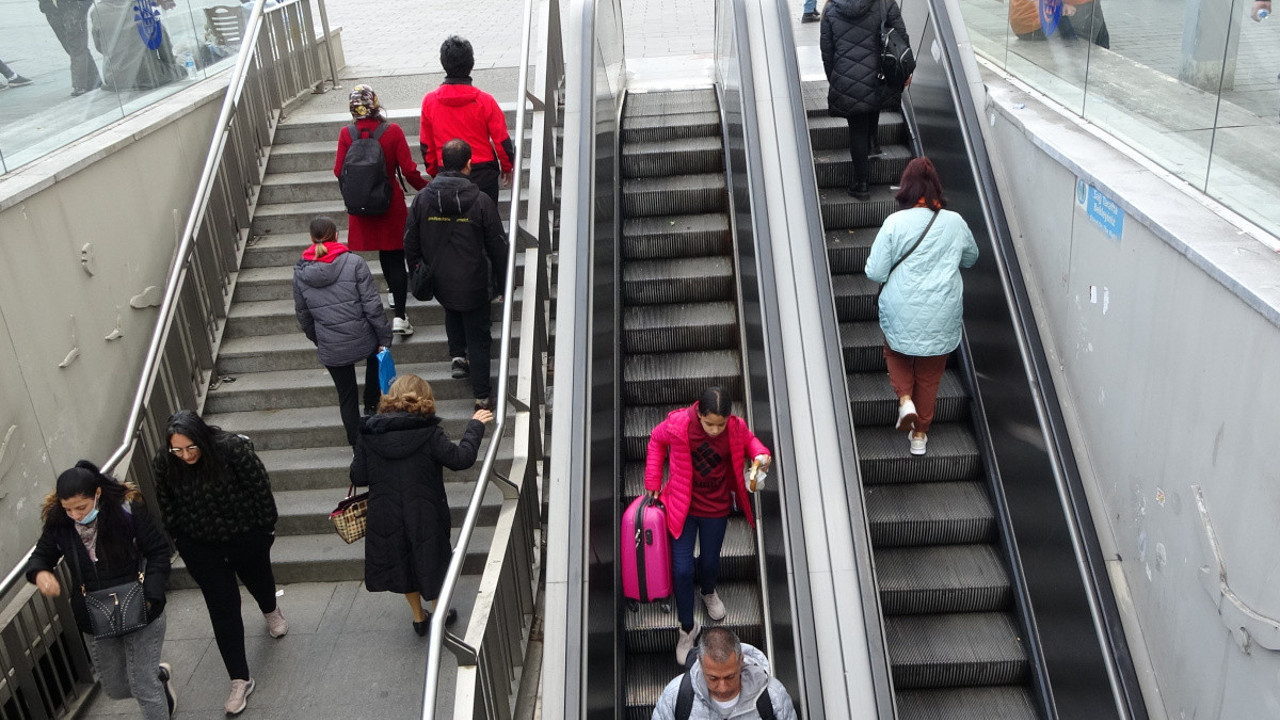 Taksim metrosu yaşlı, çocuklu ve engellilere çile oldu