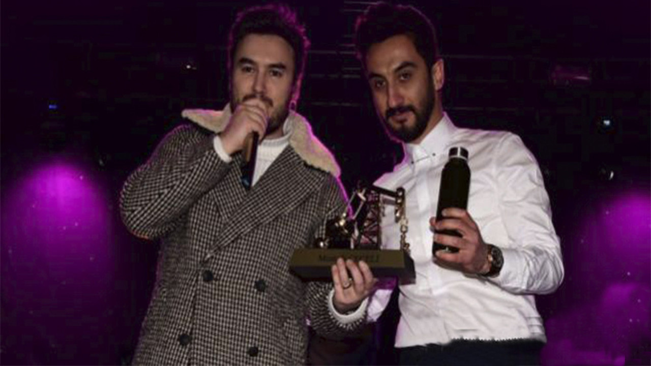 Mustafa Ceceliye, adının verildiği petrol kuyusundan, bir şişe petrol hediye edildi