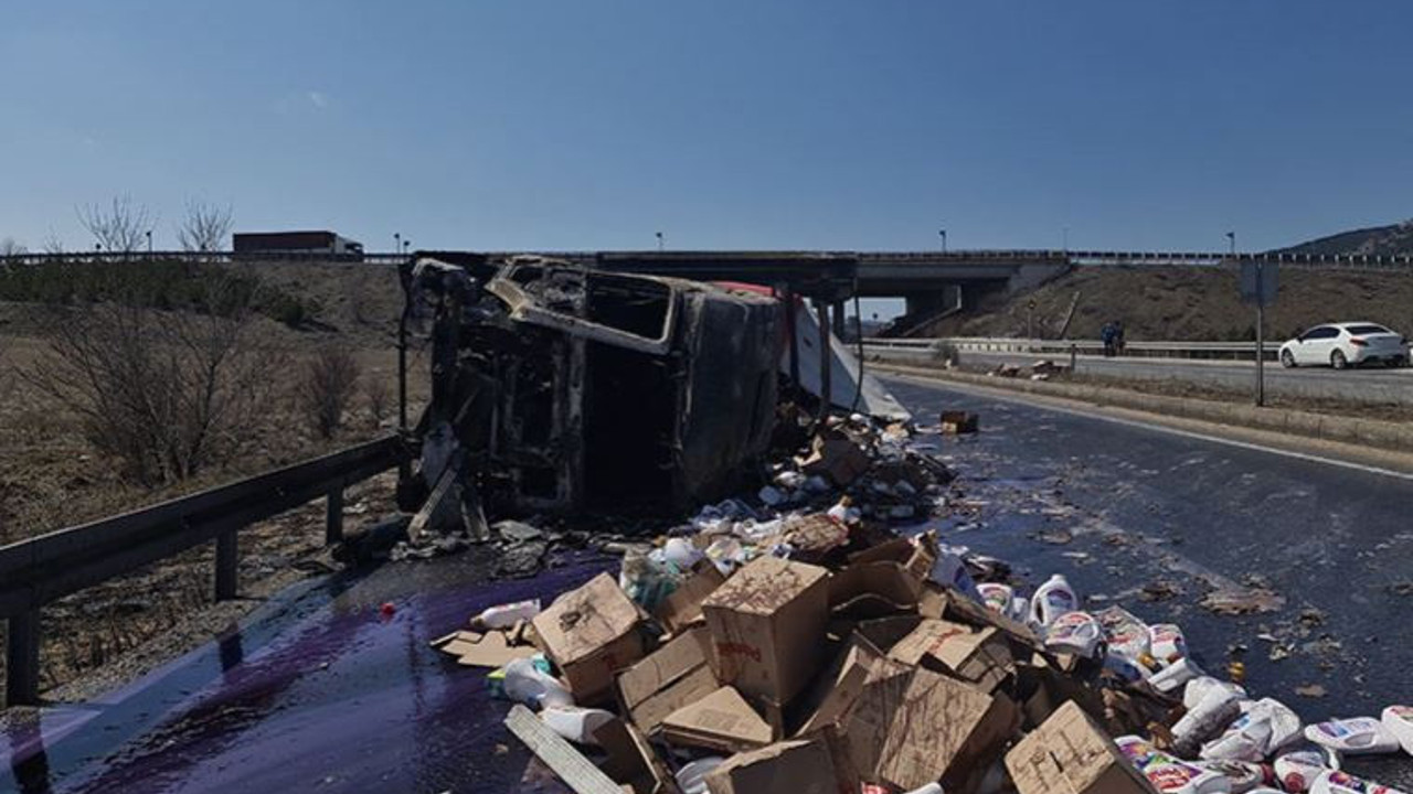 TIR alev aldı. Yüzlerce çocuk bezi yola savruldu