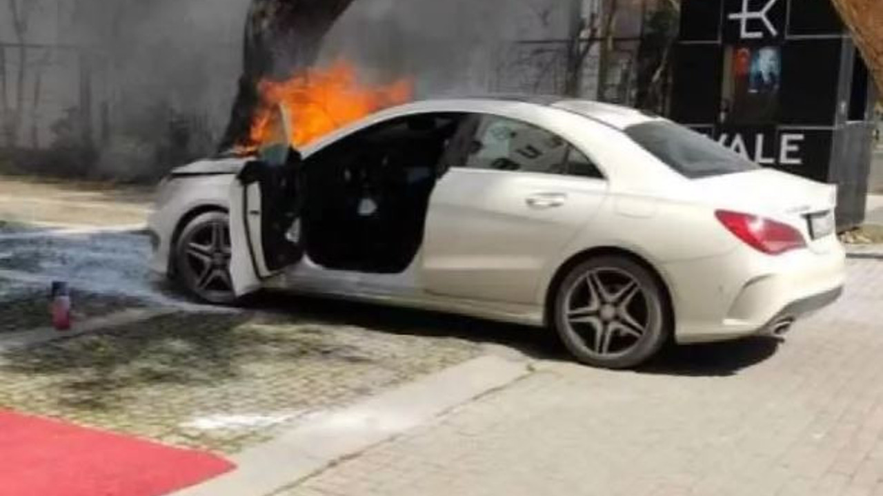 Seyir halindeki lüks otomobil alev alev yandı