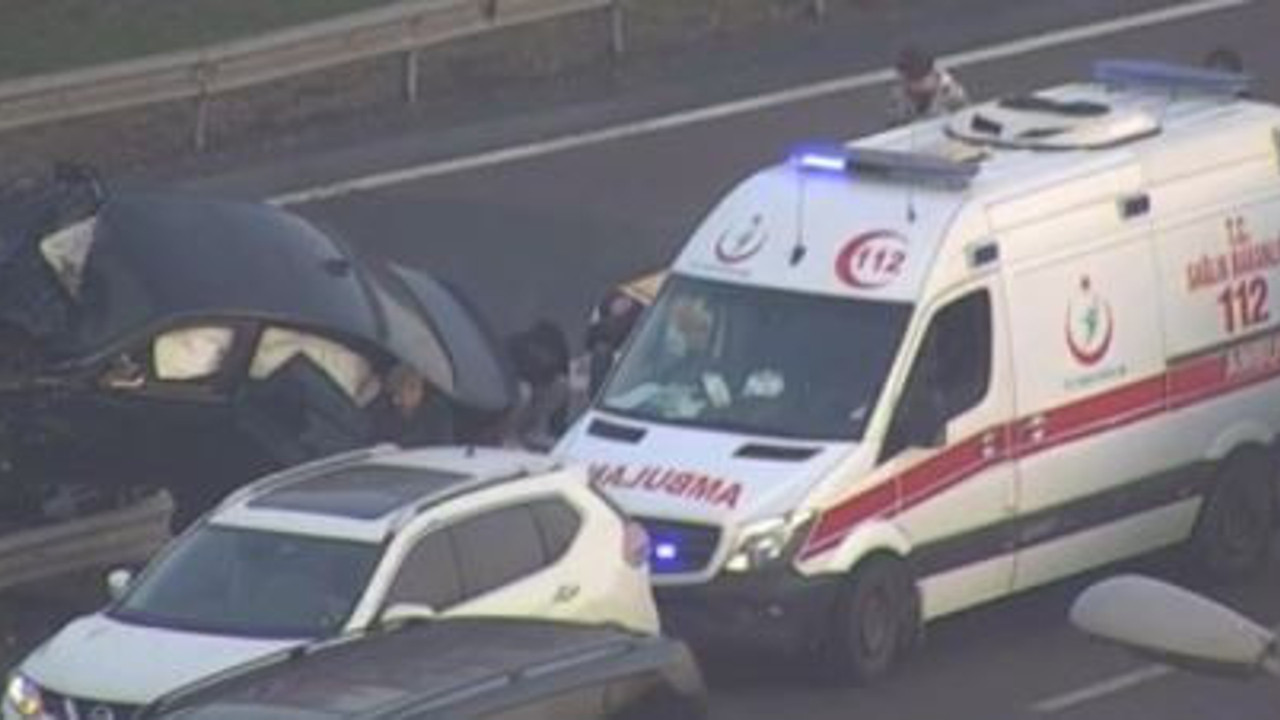 Lüks araç bariyerlere ok gibi saplandı