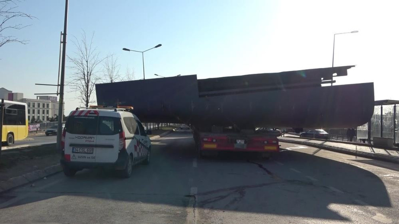 Gemi parçaları karayolunu kapattı