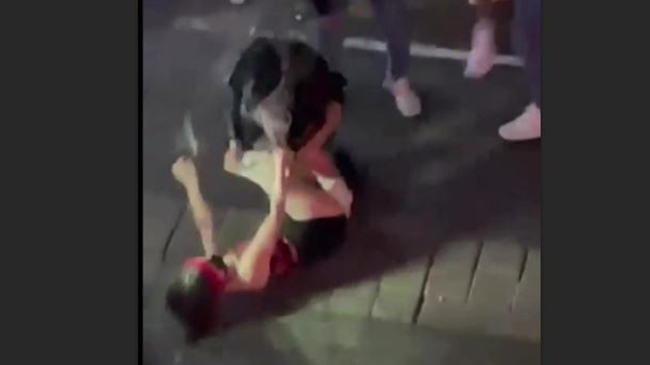 Kadıköy’de kızlar saç saça baş başa kavga etti