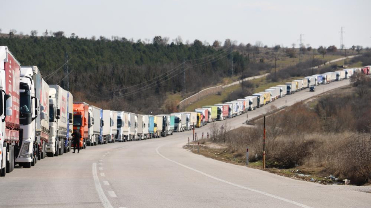 Edirne sınır kapısında tır kuyruğu 20 kilometreyi buldu. Mülteci çilesi bitmiyor