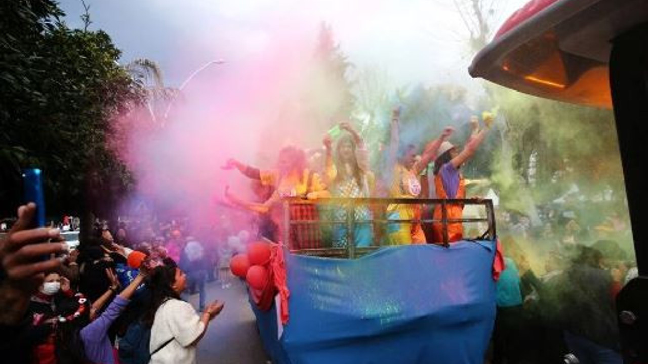 Adana sokakları karnaval sayesinde renkli günler yaşadı