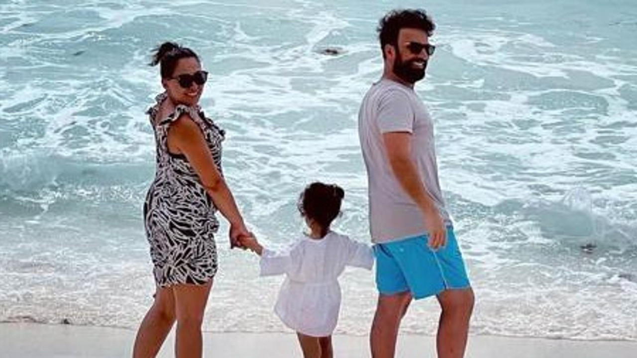 Tarkan çiçekli şortu çıkardı!