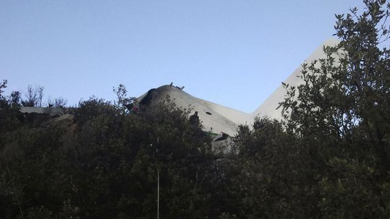 Cezayir'de askeri uçak düştü: 1 ölü