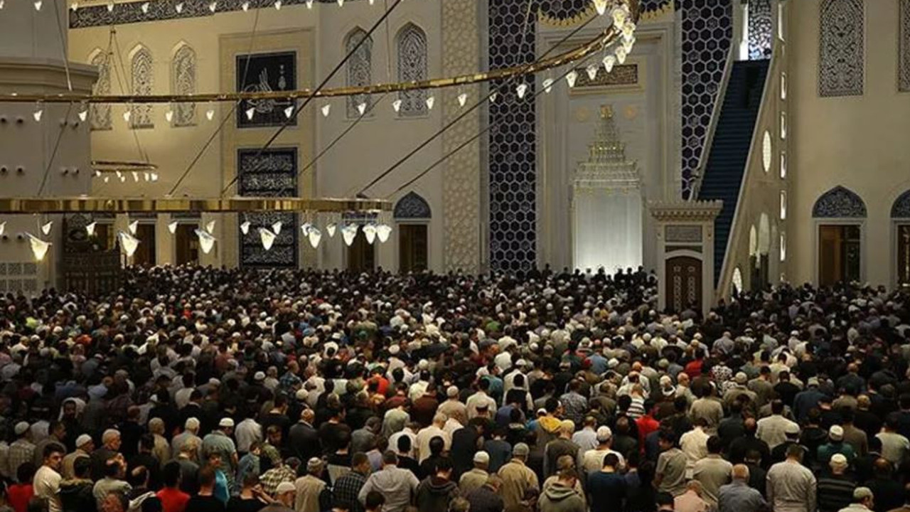 Diyanet'ten teravih namazı kararı. Ali Erbaş duyurdu