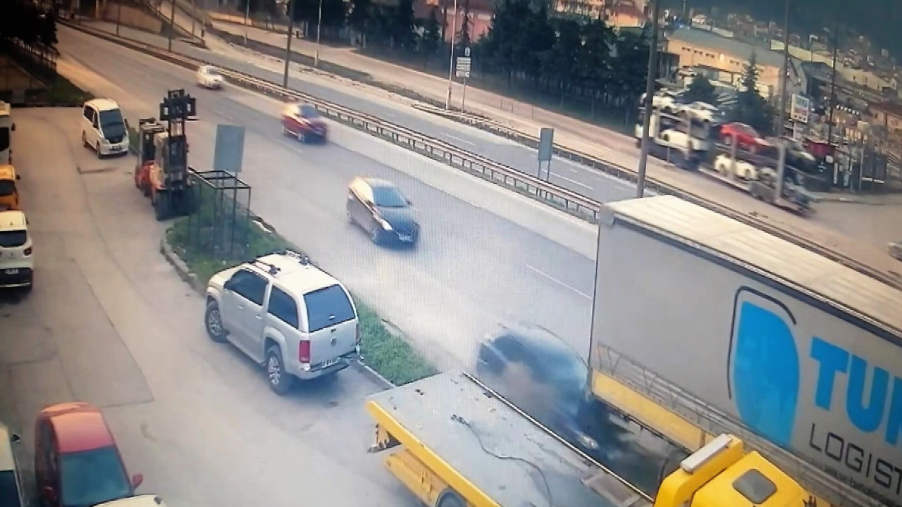 Makas atarken park halindeki tıra çarptı