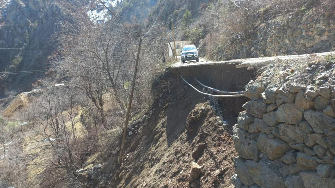 Önce 42 evin yandığı yangın şimdi de toprak kayması vurdu