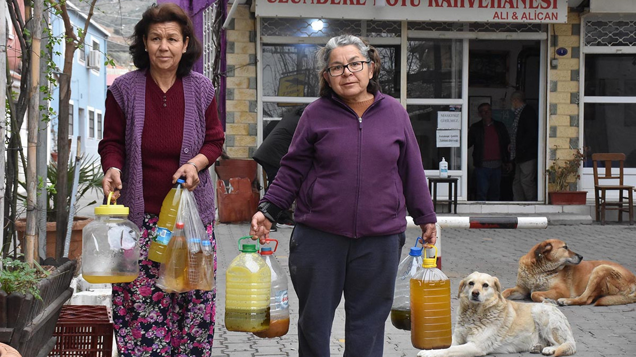 Atık yağları toplayıp, sokak hayvanlarına mama alıyorlar
