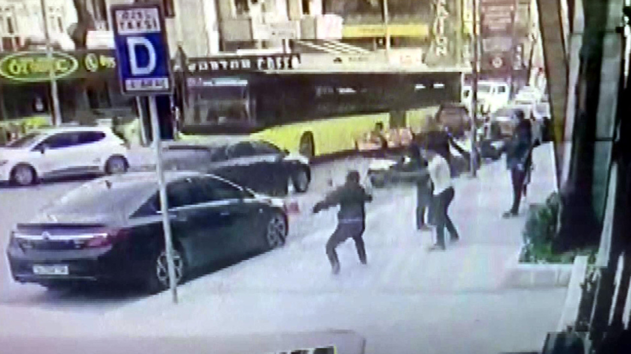 Maganda küçük kızın canını hiçe saydı! Belinden çıkarıp peş peşe ateşledi…