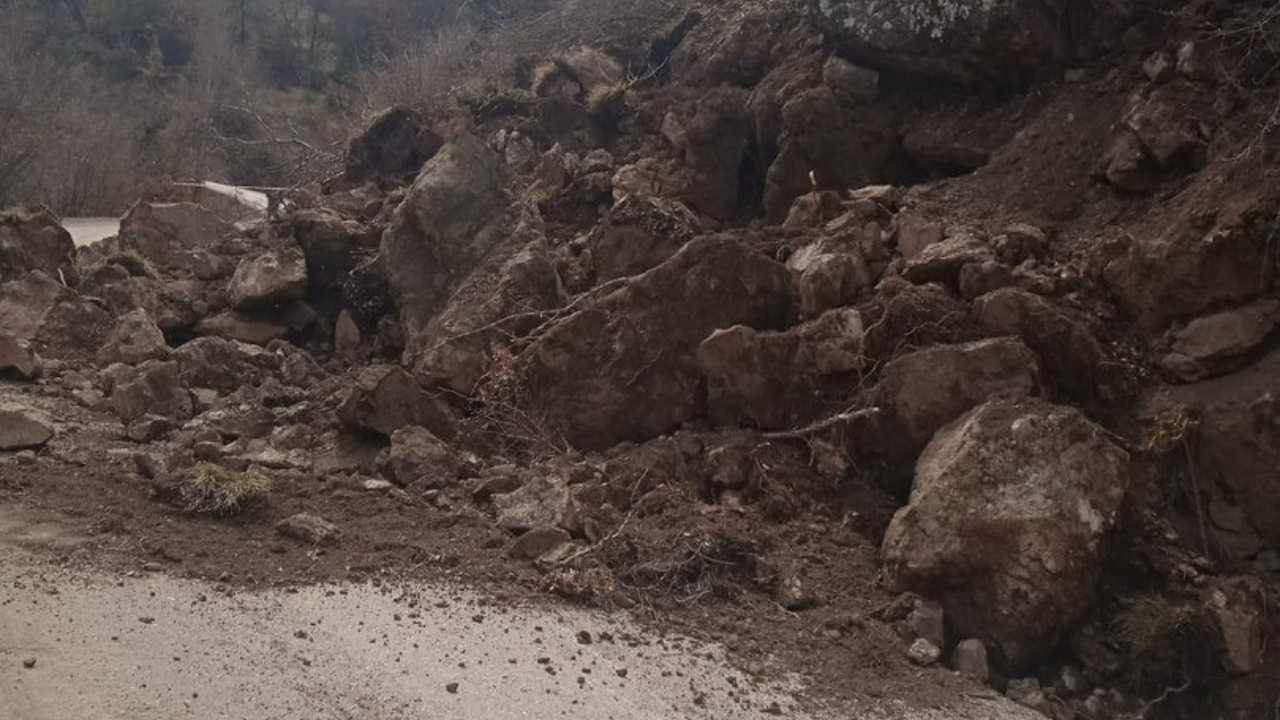 Kastamonu'da heyelan: Köy grup yolu ulaşıma kapandı