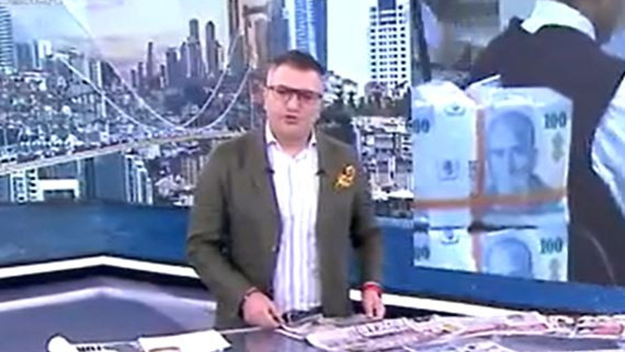 Gemiye bir binen bir inen Cem Küçük Saray'a derin mesaj yolladı