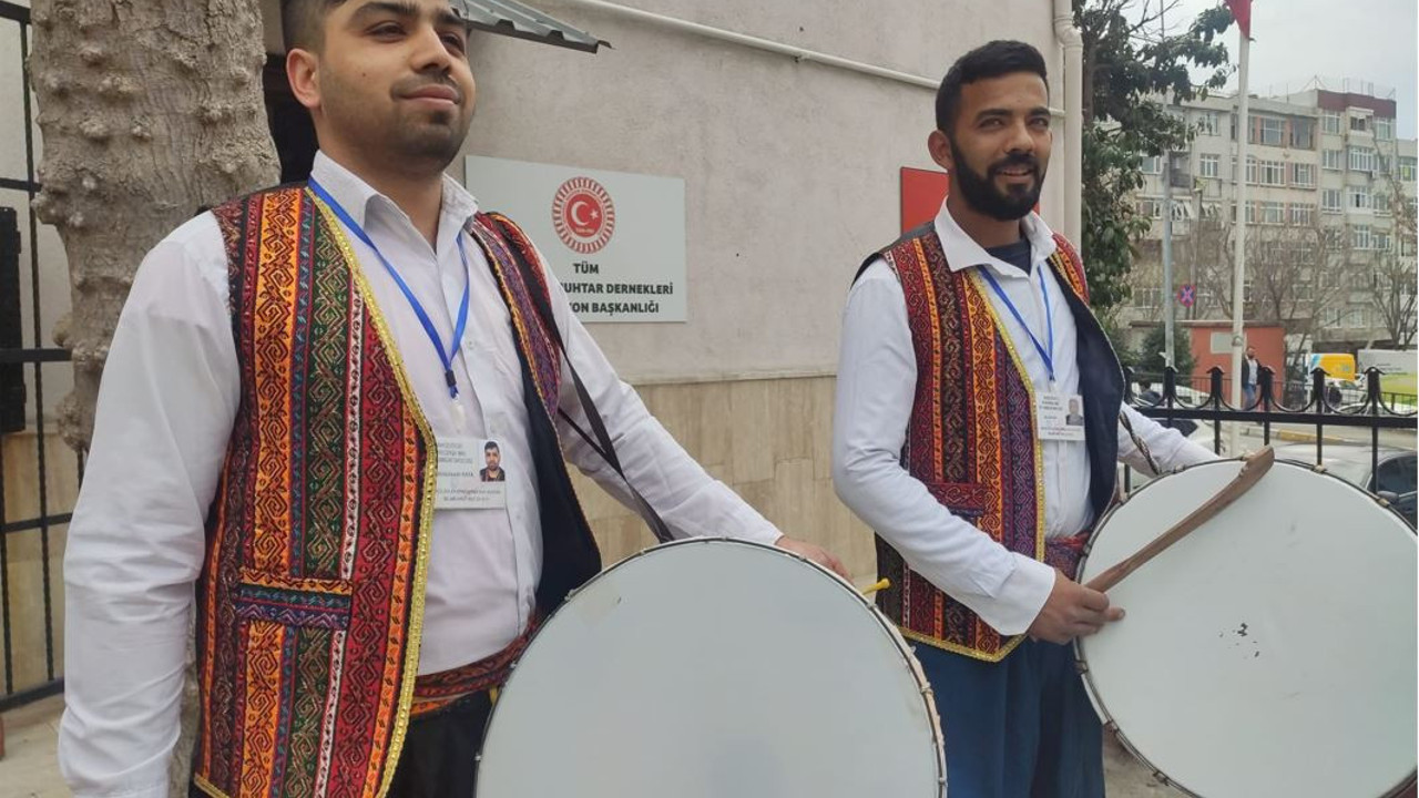 Sahte davulcuya dikkat! Kaşeli yaka kartı yoksa inanmayın…