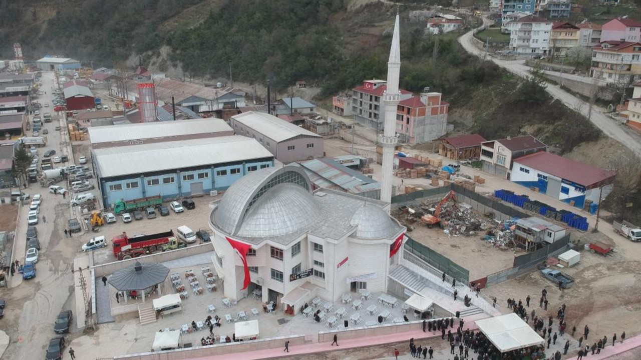 Beşiktaş Camisi ibadete açıldı