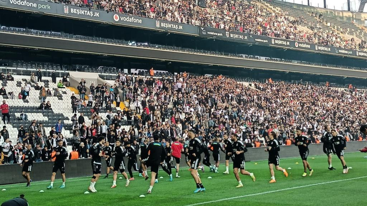 Beşiktaş Trabzonspor maçı öncesi taraftara açık idman yaptı. Yeni hoca taraftarlarla tanıştı
