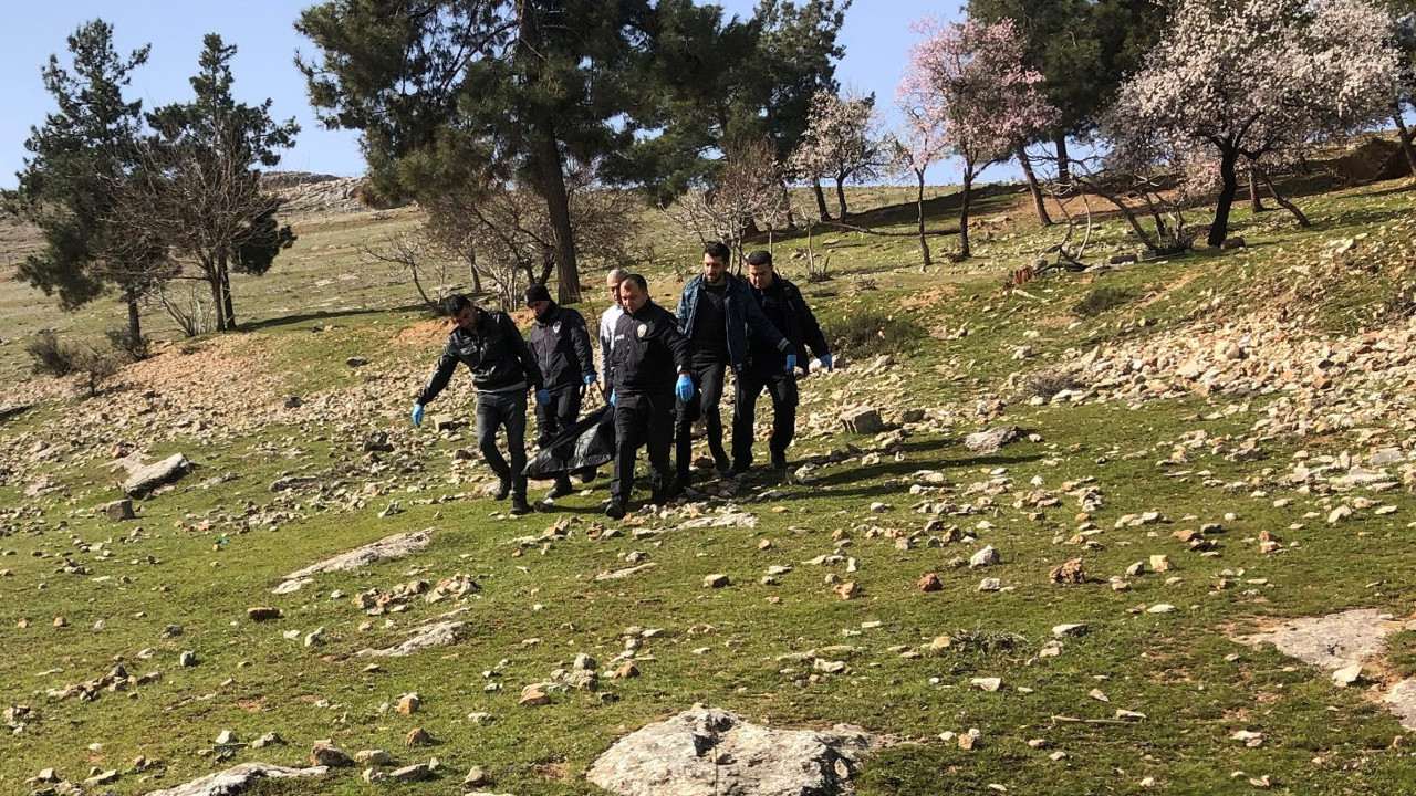 Antep'te bir genç ağaca asılı halde bulundu