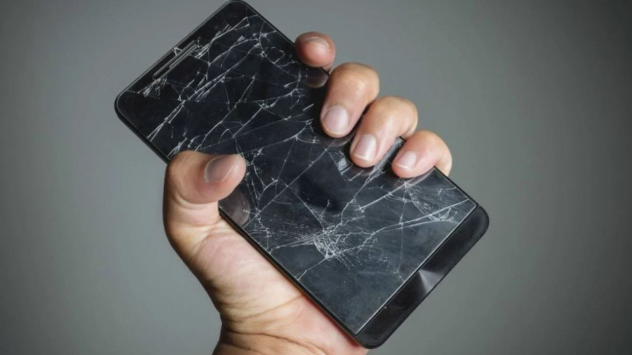 Vatandaş parasızlıktan camı kırık arızalı telefona yöneldi