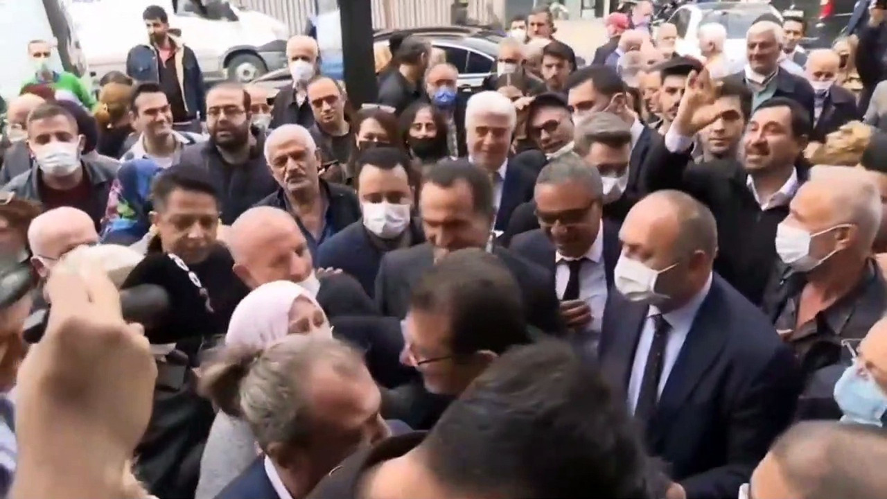 Vatandaş İmamoğlu'na sarılınca AKP'li Beyoğlu Belediye Başkanı başını yere eğdi