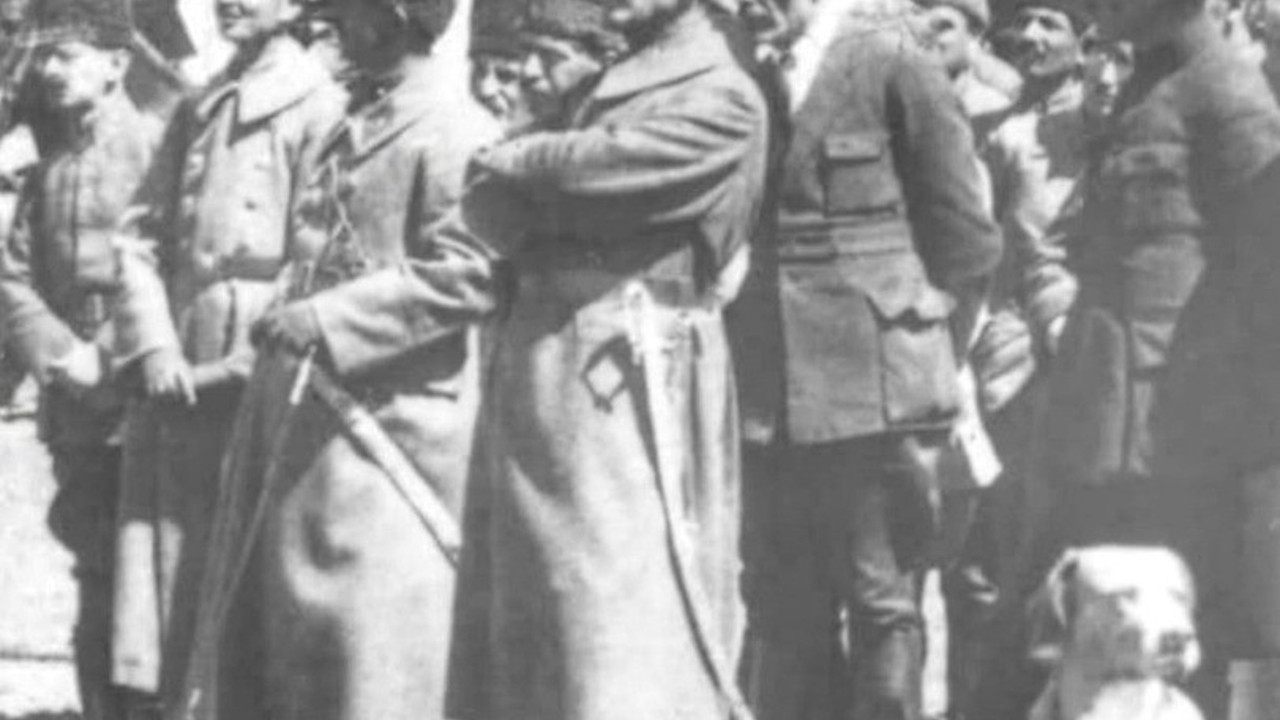 Atatürk'ün en az bilinen fotoğrafı ortaya çıktı! Belinde kılıç, iki elini kavuşturmuş...