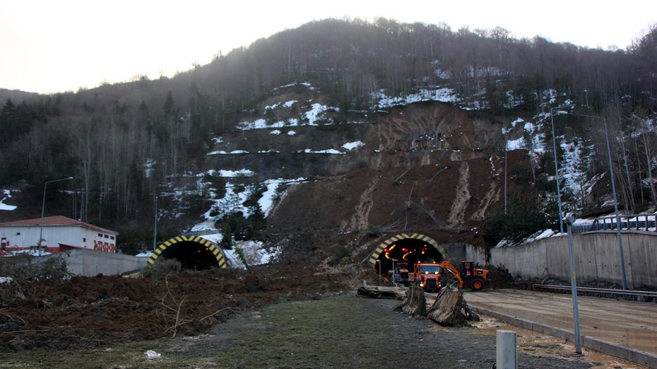 Heyelanın tahribatı gün ağarınca ortaya çıktı! Bolu Dağı Tüneli çift yönlü trafiğe kapanmıştı...