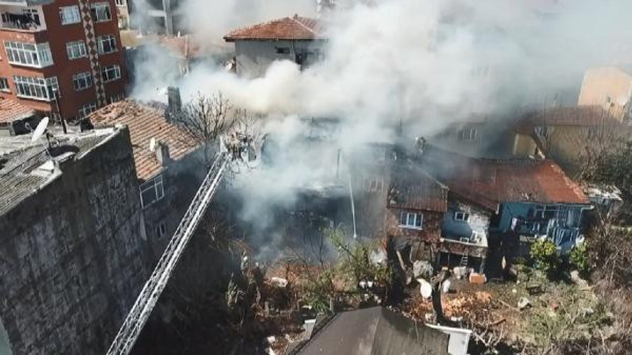 Metruk ahşap binada çıkan yangın yan binaya sıçradı