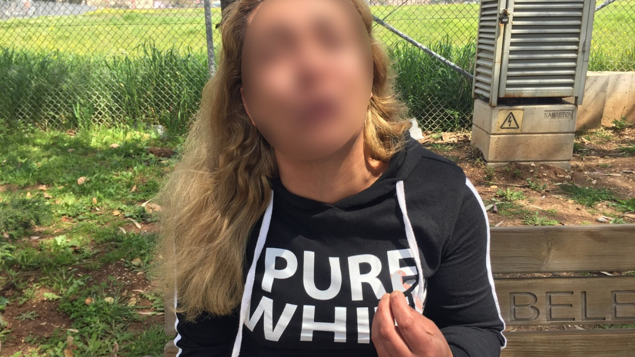 Kayınbabası ölüm fermanını çıkardı. 3 çocuk annesi kadın, parklarda yaşamaya başladı. “Ben daha çok küçüğüm çocuklarım var ölmek istemiyorum”