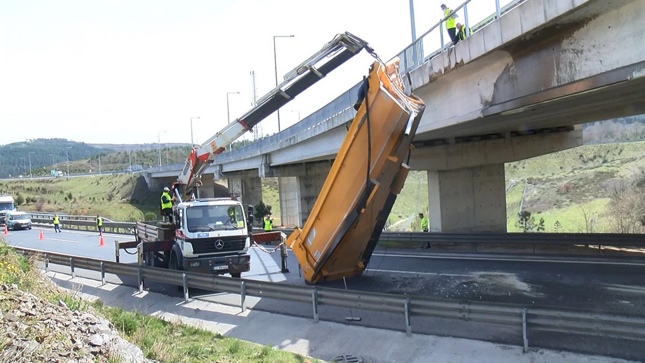 Beykoz'da faciadan dönüldü! Dorsesi asılı kaldı…