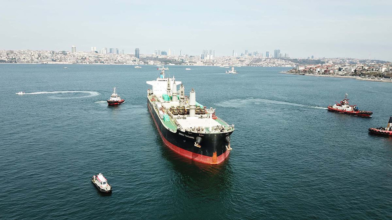 Haydarpaşa’da karaya oturan yük gemisi kurtarıldı