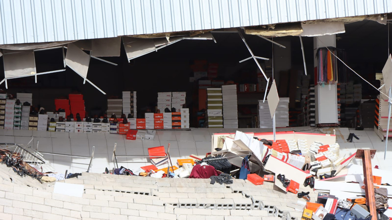 Van'da temel kazısı sırasında bir iş yerinin duvarı çöktü