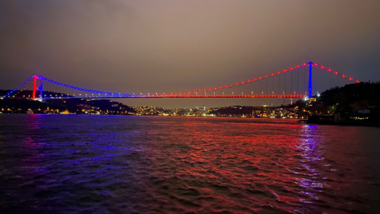 Köprüler 'Polis Haftası' için ışıklandırıldı