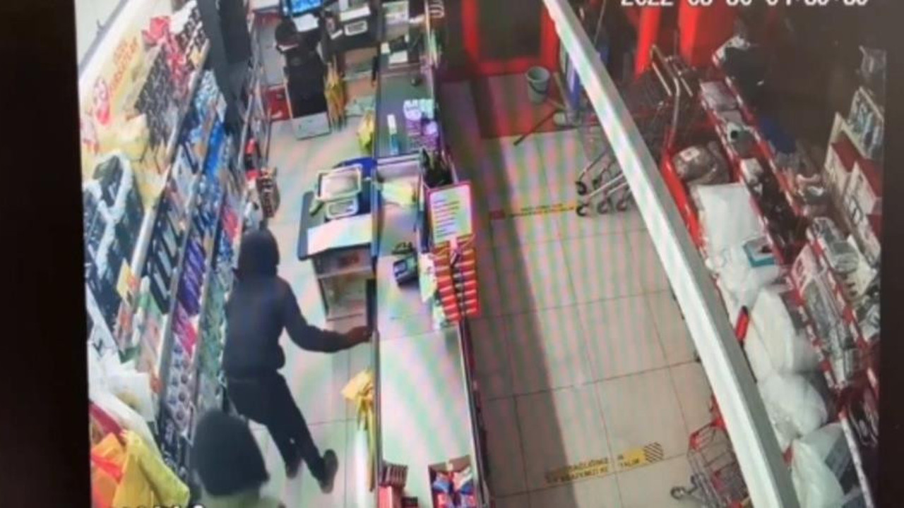Hırsızları kamera yakalattı