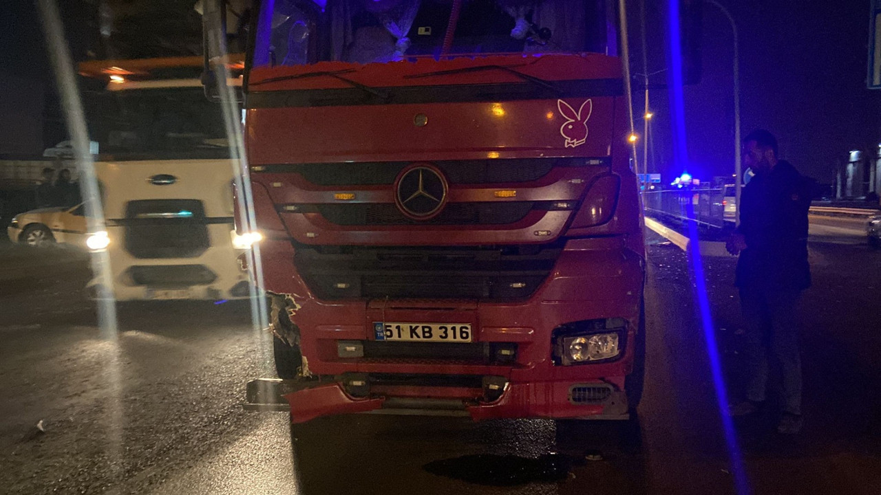 Tır , kırmızı ışıkta bekleyen 2 otomobile çarptı