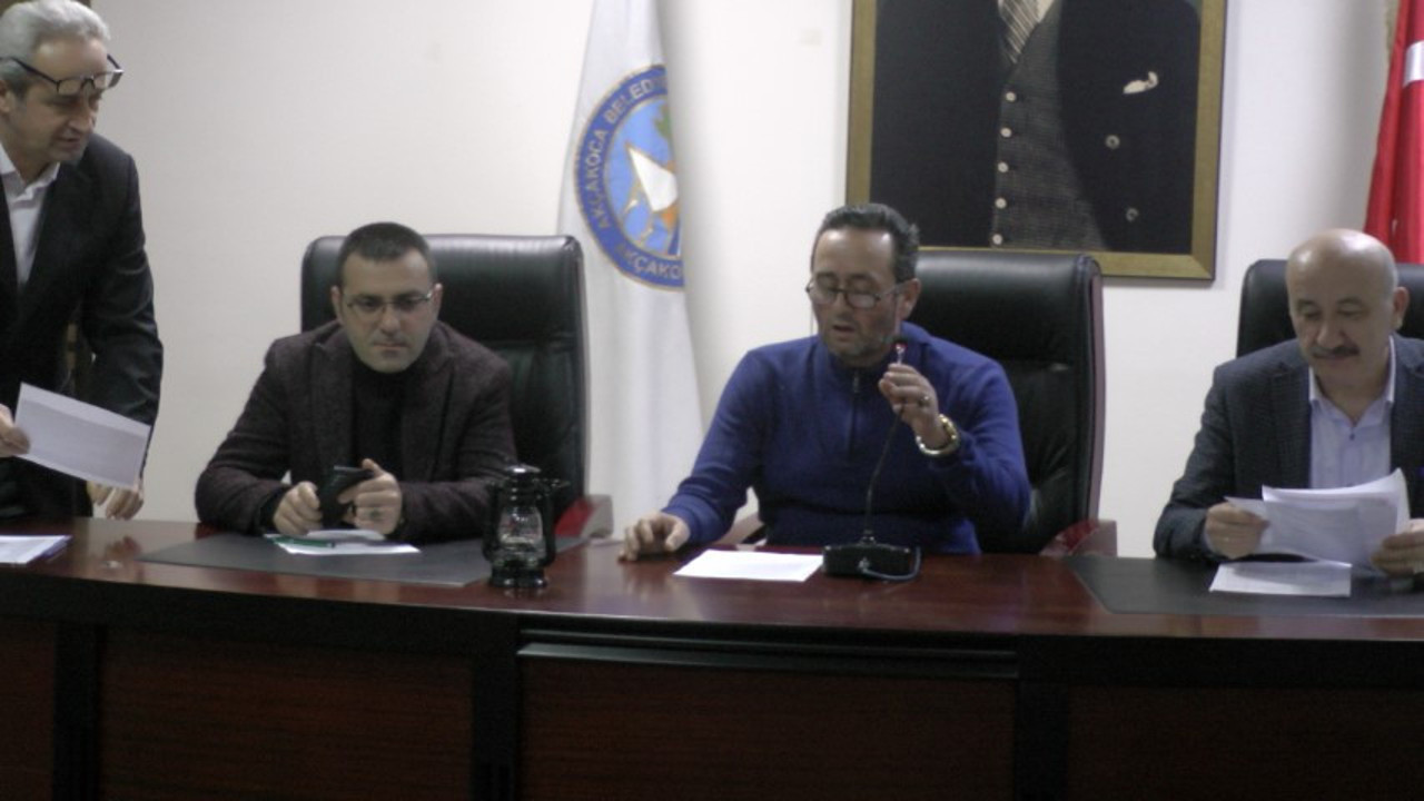 MHP’li Akçakoca Belediyesi'nin elektriği borcu nedeniyle kesildi. CHP'li meclis üyeleri başkana kandil hediye etti