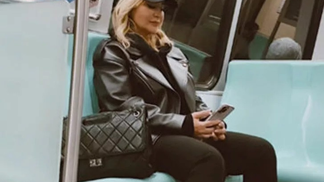 Sosyetenin ünlü ismi metroda!