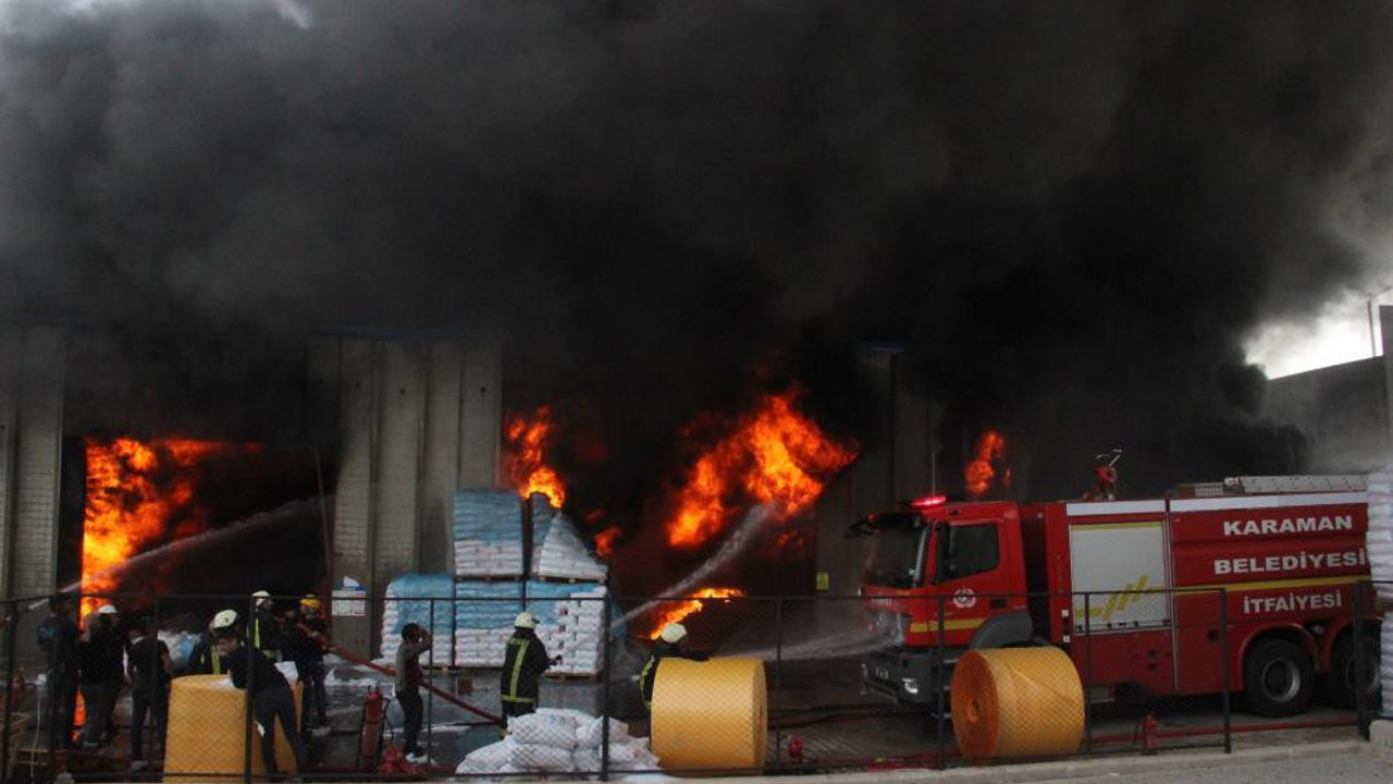 Fabrika alev alev yandı. Dumanlar gökyüzünü kapladı