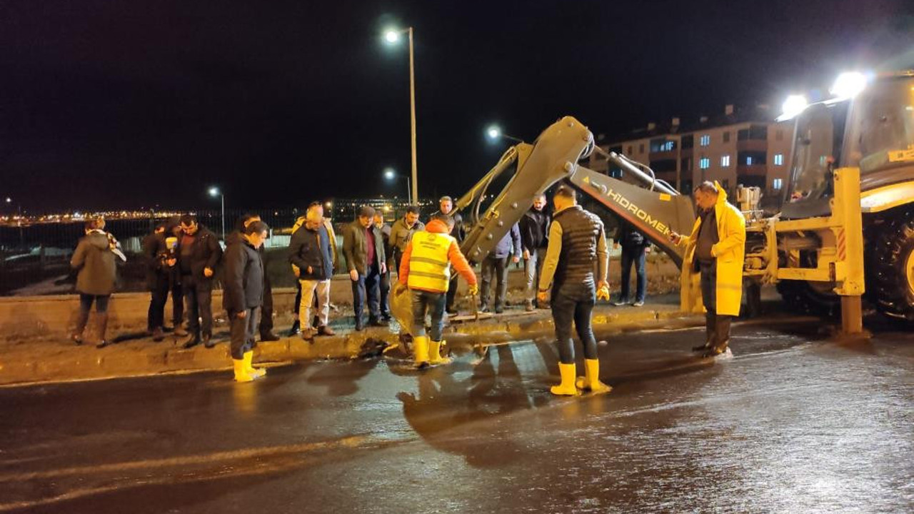 Karlar eridi caddeleri su bastı