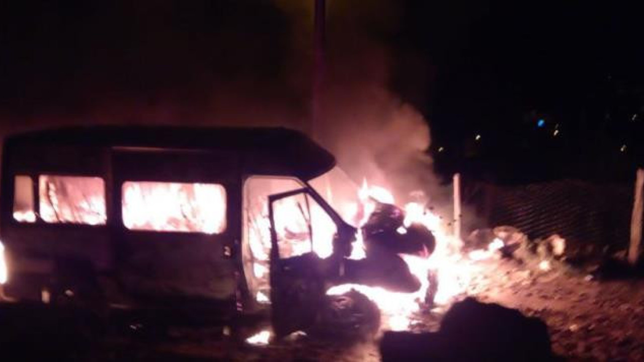 Artvin'de öğrenci servisi alev alev yandı