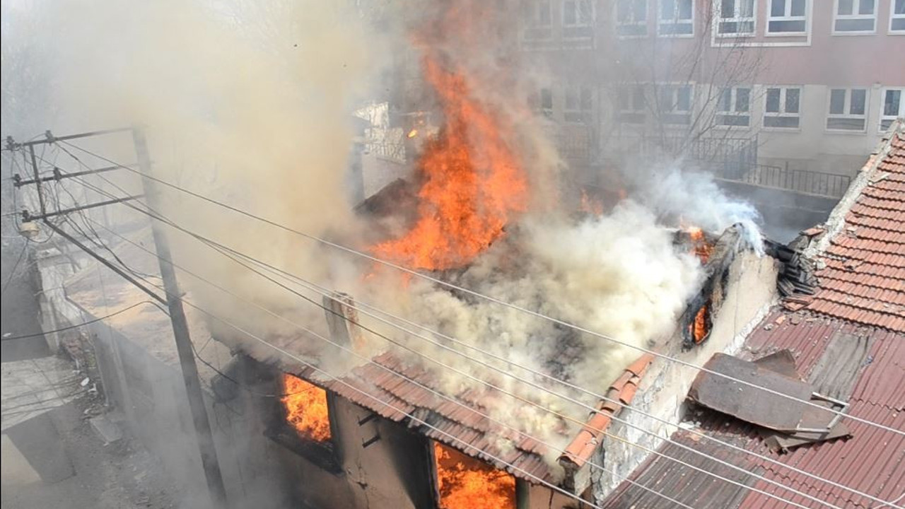 Yıkım kararı verilen ev alev topuna döndü
